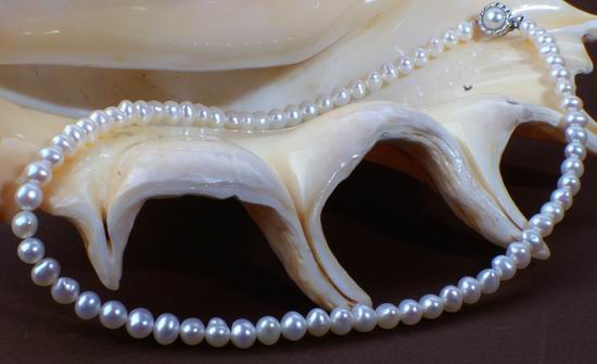 Glamorous Lustrous White Pearl Necklace