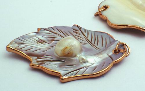 Blister Mother-of-Pearl Leaf Pendant