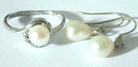 Beautiful Chinese Pearl Ring & Earring Set